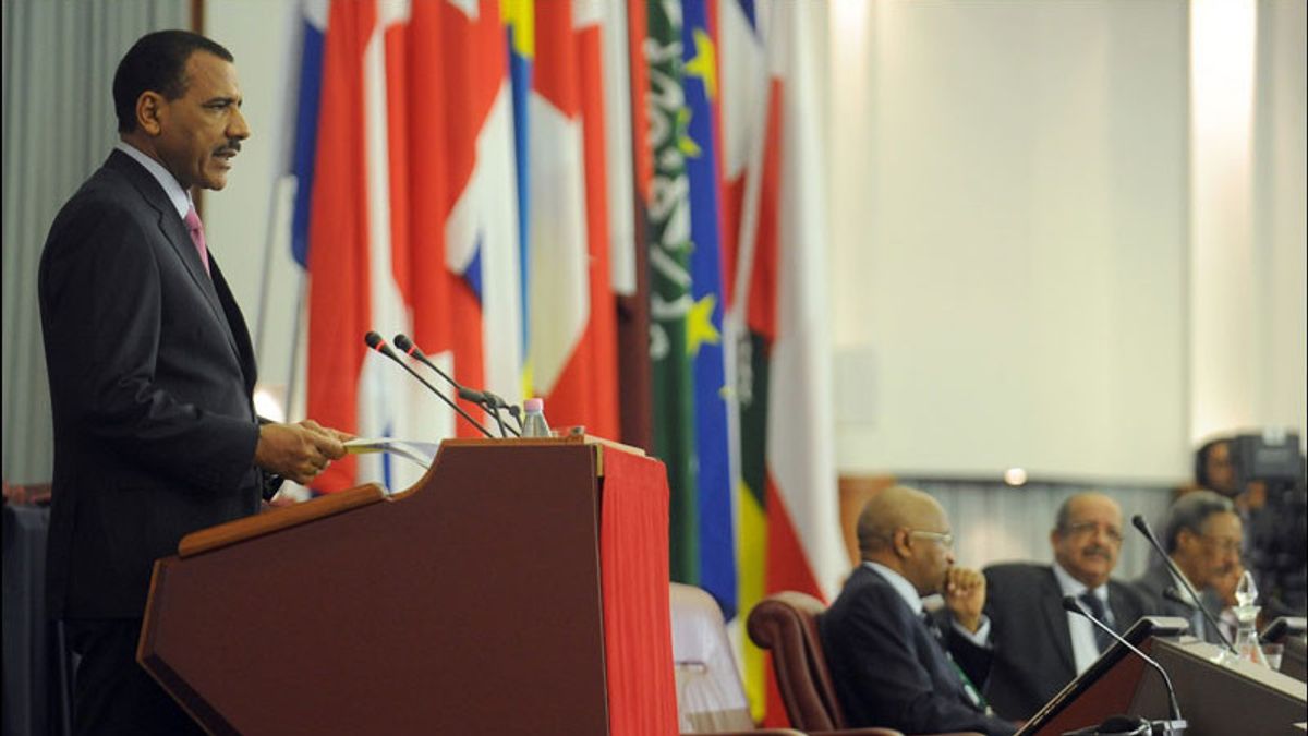 追放されたニジェール大統領は、適切な医療を受けるために食べ物を買うことができない、EU:許されない