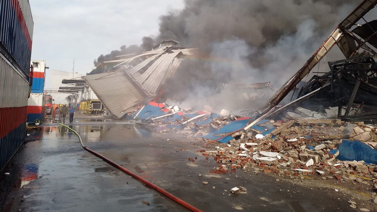 Une usine de fabrication de macaroni à Tangerang a pris feu, 6 unités de pompiers ont été déployées