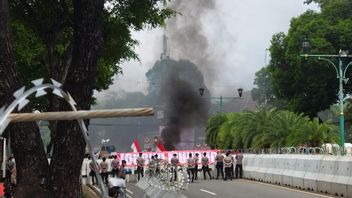 KPU RI Menteng前方的示威,Bakar Ban Massa同时大喊“拒绝欺诈总统大选”