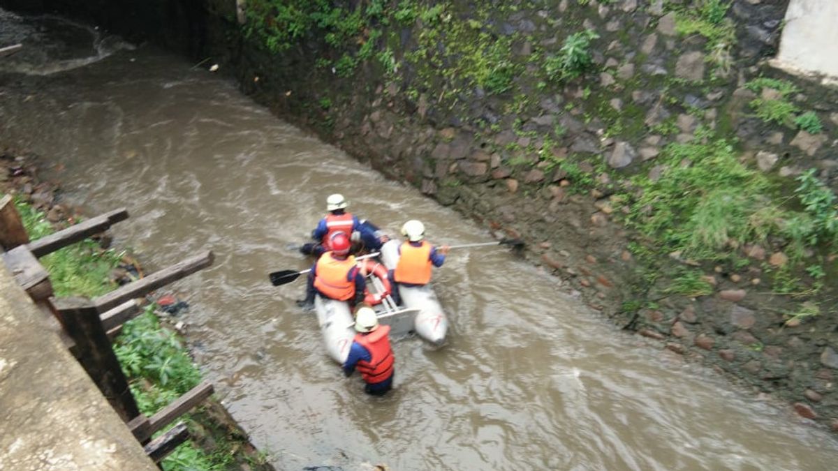 Un Témoin A Regardé Les Secondes D’un Garçon De 9 Ans Se Noyer Dans La Rivière Ciliwung: Seules Les Mains Agitent, Demandant De L’aide