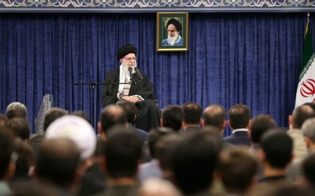 Ayatollah Khamenei Mengatakan Iran akan Menghancurkan Tentara Bayaran Amerika Serikat