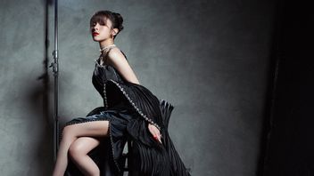 书籍。爱在艾尔莎·贾帕萨尔表演的想象中萌芽