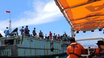 The SAR Team For The Evacuation Of 73 Passengers Of The Engine Dead Ship In Wakatobi