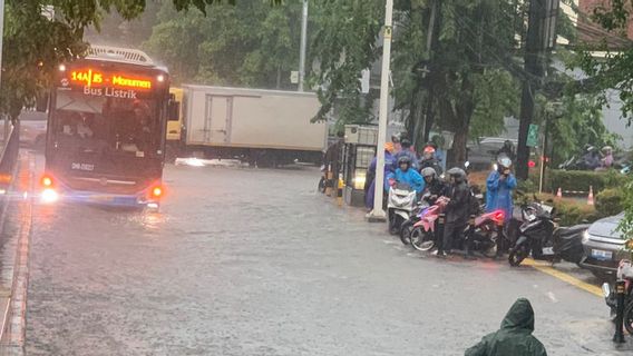 雅加达周一早上洪水，数十条Transjakarta路线受到干扰