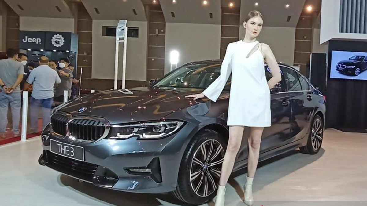 بي ام دبليو تطلق سيارة BMW 302i Sport الجديدة في IIMS 2022 ، مزودة بمحرك توربو مزدوج الطاقة