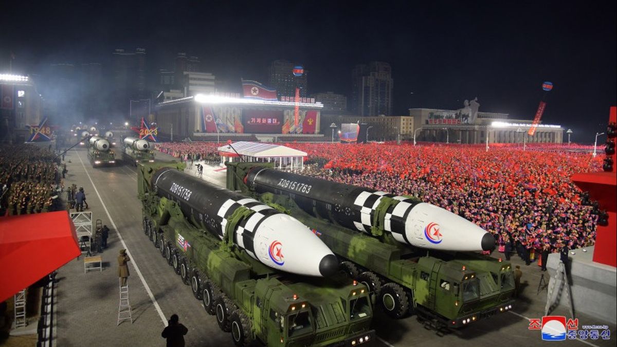 米国の諜報アナリストは、北朝鮮の大陸間弾道ミサイルパレードを誇張していると評価しています