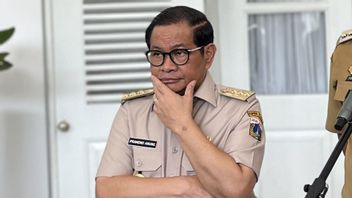 Harga Plastik Naik, Pramono Sarankan Warga Kembali Pakai Daun Pisang