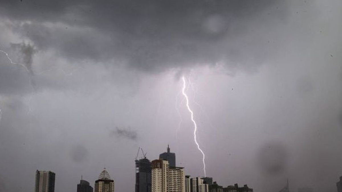 今日、ジャボデタベックは雨が降っています、BMKGは雷と強風の可能性を思い出させます