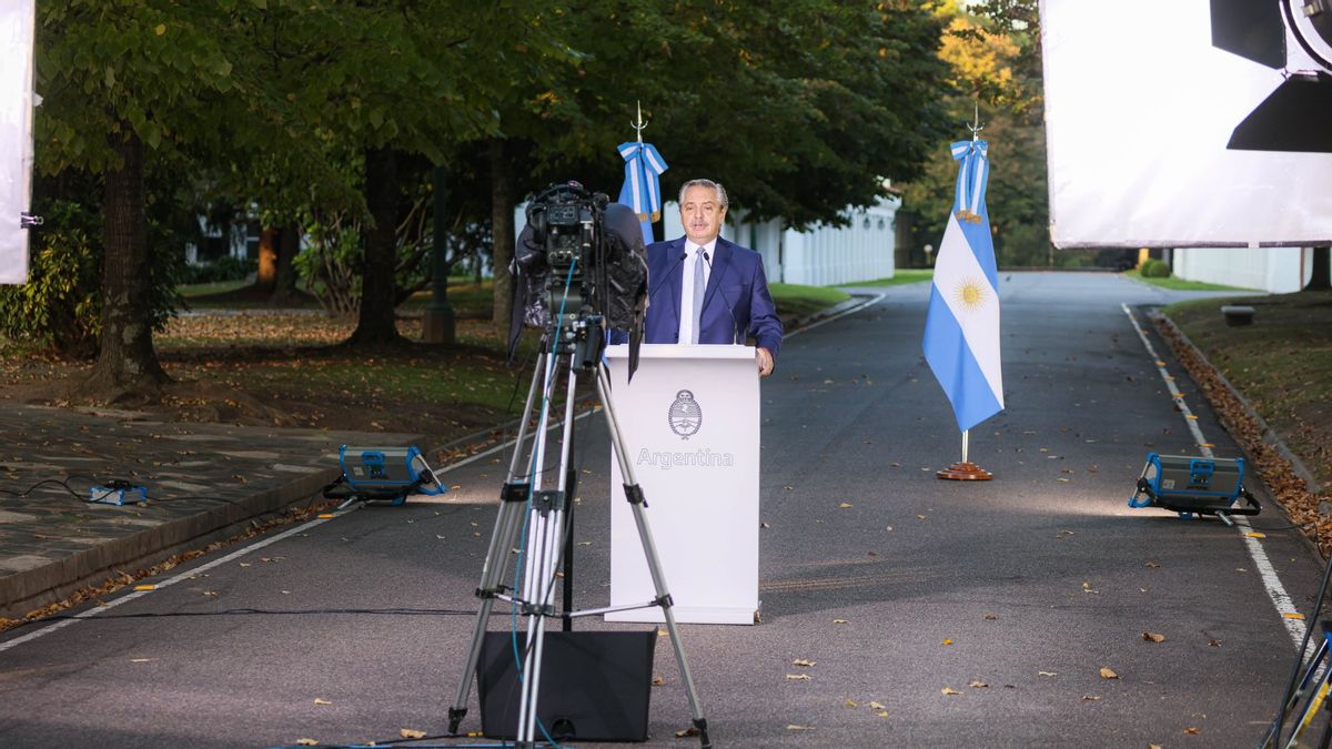 彼は予防接種を受けているにもかかわらず、COVID-19の陽性反応を示され、今アルゼンチンの大統領は完全に治癒している