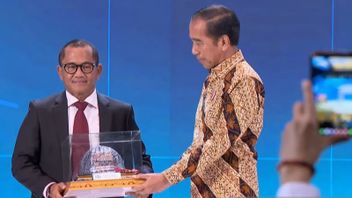 Selamat Pak Jokowi! Terima Penghargaan Bapak Konstruksi Indonesia 