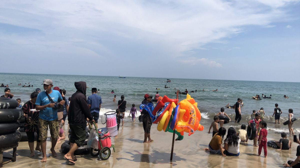 Anyer Tourism Route Congested, Police Implement One Way Carita Direction