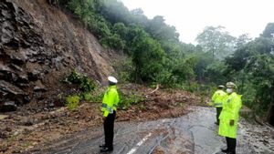 Jalur Hutan Pusuk Lombok NTB Ditutup Akibat Tebing Longsor