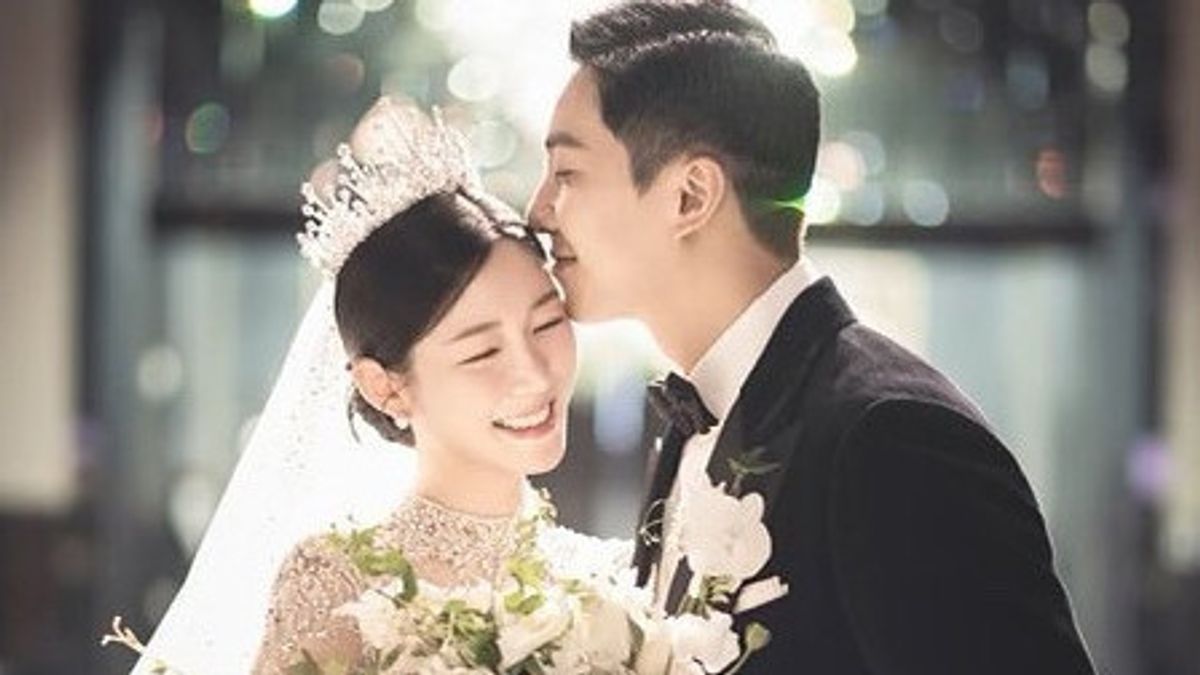 Luxury Portrait Of Lee Seung Gi And Lee Da In's Wedding Party