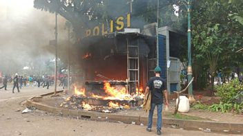 宮殿の方向に抗議者に警察の火災催涙ガス、モナス警察署が燃えました