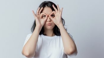 Mulai Buram Ketika Melihat Objek Jauh? Kenali Ciri-Ciri Mata Minus yang Mesti Diwaspadai