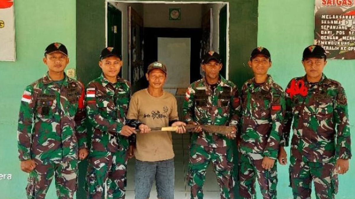 Starting To Be Aware Of The Danger, Residents Leave Firearms On The Rakitan To The Indonesia-Malaysia Border Task Force