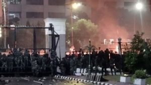 Jebol Pagar DPR, Massa Masih Bertahan Usai Sempat Merangsek ke Kompleks Parlemen