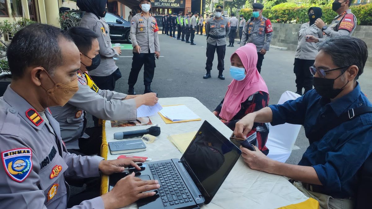 Street Vendors Who Have Not Received Social Assistance From The Ministry Of Social Affairs, Can Get IDR 1.2 Million In Cash From The Police