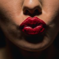 7 Warna Lipstik yang Membuat Wajah Cerah, Cocok untuk Kulit Sawo Matang