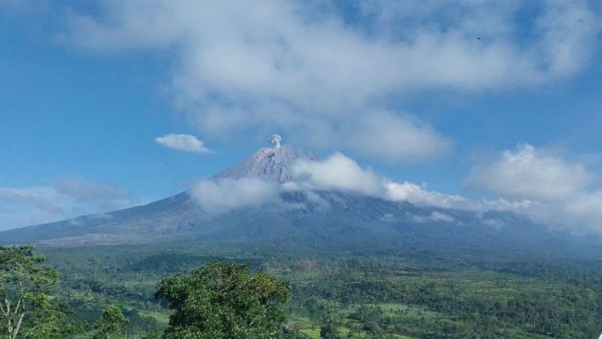 منذ صباح يوم السبت ، تم الإبلاغ عن جبل سيميرو حول ست مرات ثوران البركان