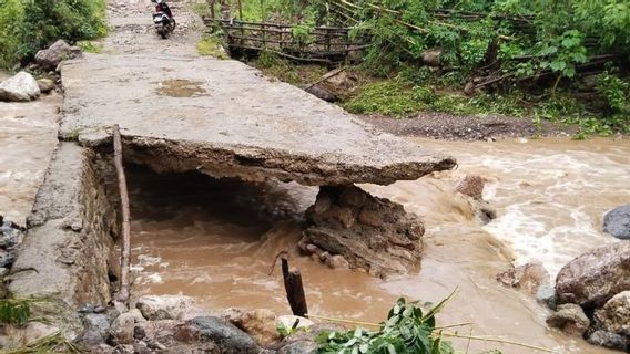 Kupang-TTS Liaison Bridge Broken Flooded, BPBD Contacts PUPR Service For Handling