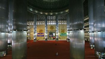 La Mosquée De L’Istiqlal Tient La Prière Du Vendredi, Les Conditions Montrent Une Carte De Vaccin