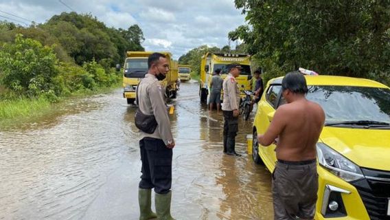 Sintang-Nanga Pinoh Street Inundated Floods, Police Set Traffical Flow So That No One Strikes