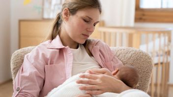 How To Overcome Swelling Breasts When Breastfeeding At Home Easy