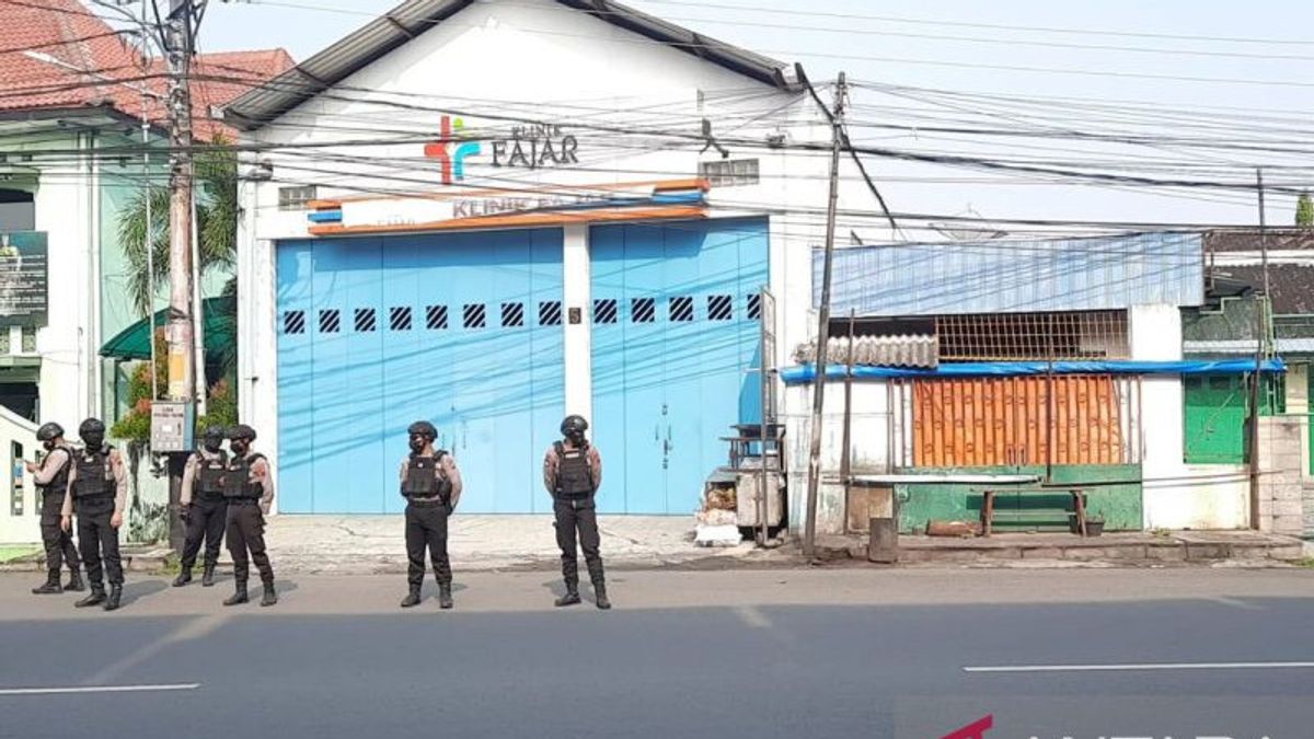 The Blue Flower Motif Bag Caused A Stir When It Was Found At The Kliwon Market, Solo, After Being Parsed By The Central Java Police Gegana Team, It Turned Out That...