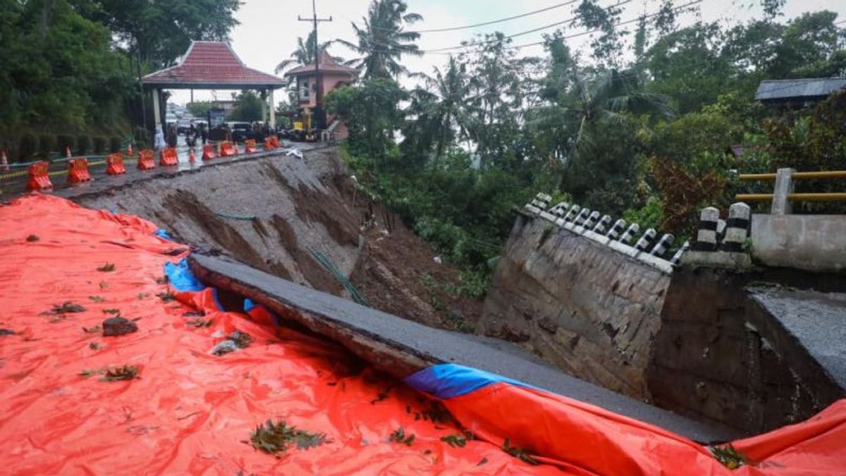 The Provincial Government Allocates Rp10 Billion for the Rehabilitation of the Colo Kudus Tourism Bridge that Landslide