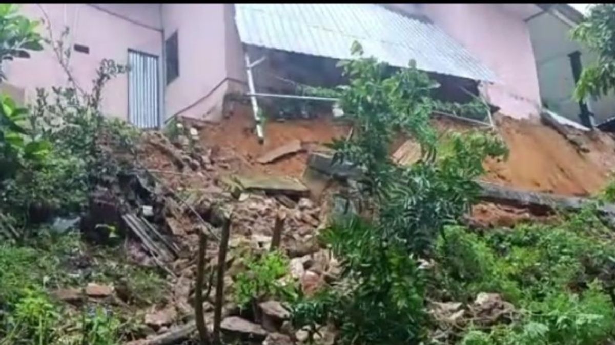 落雷と強風を伴う大雨、コックヒル地すべりの断崖