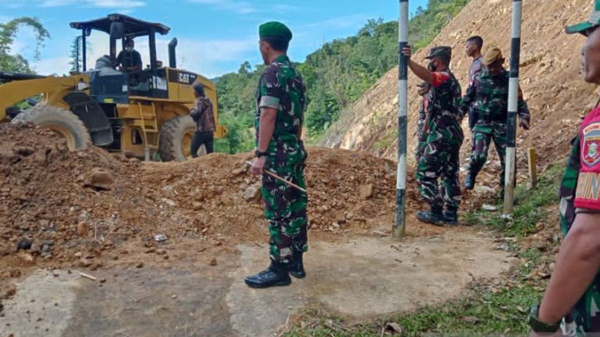 من أجل سيادة جمهورية إندونيسيا، جنود من القوات المسلحة الإندونيسية يفتحون حصارا على الطريق الحدودي في كرايان كالتارا باتجاه الماليزي باكالالان