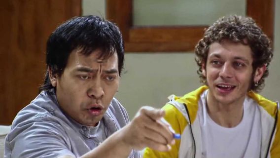 Kocaknya Komeng Ajak Valentino Rossi Ambil Uang Pensiun