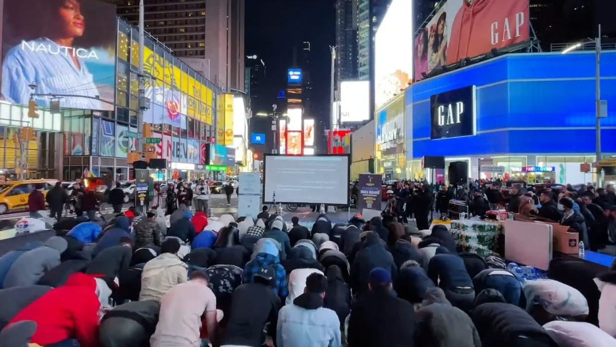 Denny Siregar Nyinyir Salat Tarawih在纽约时代广场扰乱人们，Shamsi Ali：这是宗教自由的一部分