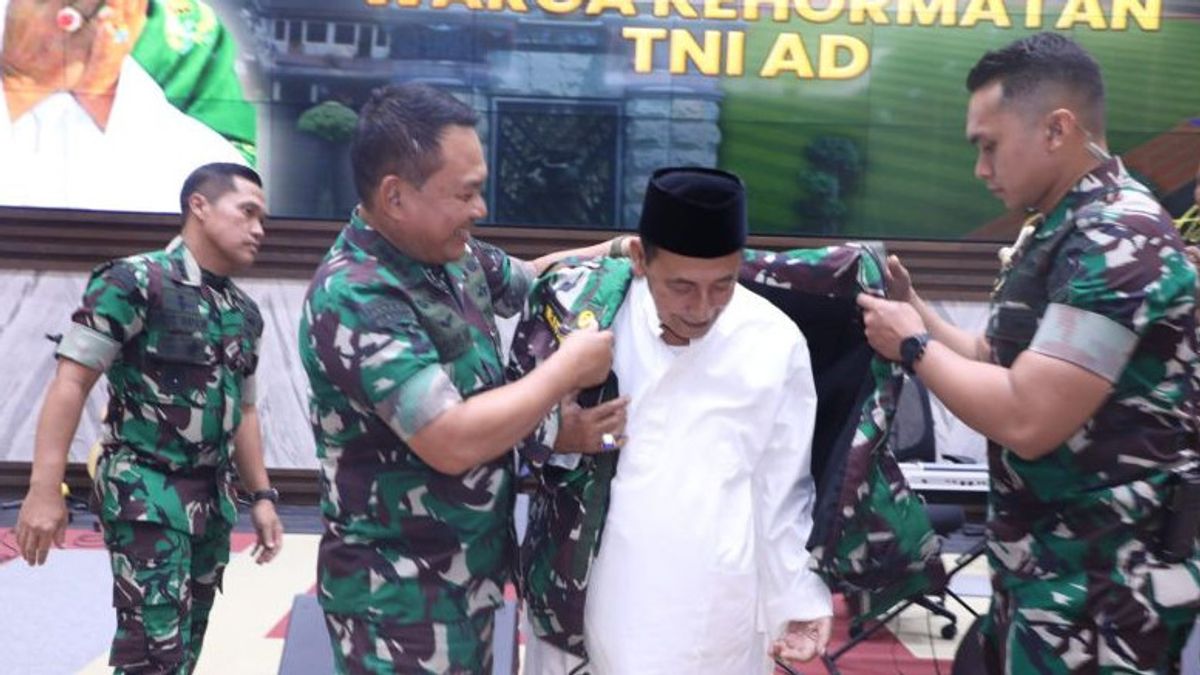 ハビブ・ルトフィ、KSADのドゥドゥン将軍からインドネシア軍の名誉市民となることを確認