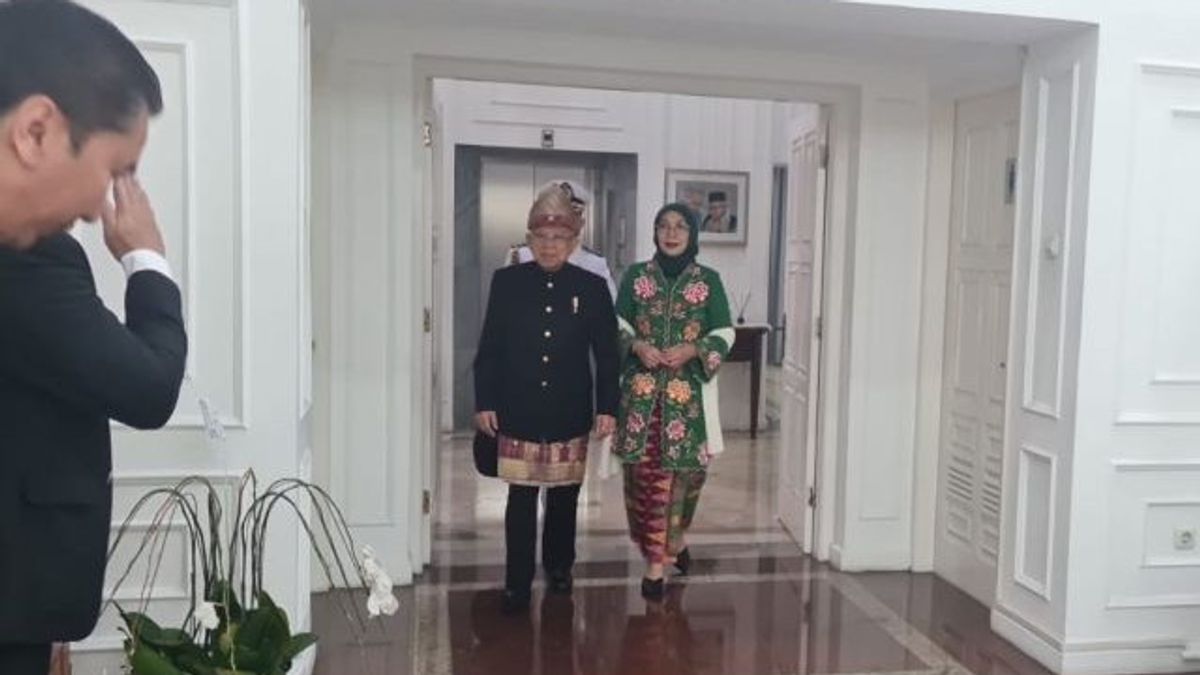 Vêtements traditionnels de Palembang, le vice-président est venu à l’audience annuelle du MPR