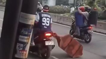 Viral Video Dua Pria ‘Curi’ Pembatas Jalan di Pasar Minggu, Polisi: Perekam Video Kurang Kerjaan