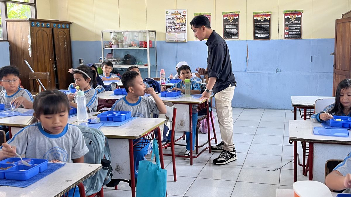 Monday Afternoon, Gibran Watches Directly Trial Free Nutrition Program At SDN 04 Tangerang