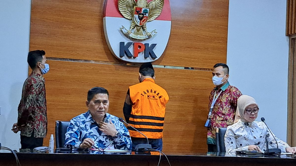 Bupati Mimika Eltinus Omaleng Tiba Besok di Gedung KPK