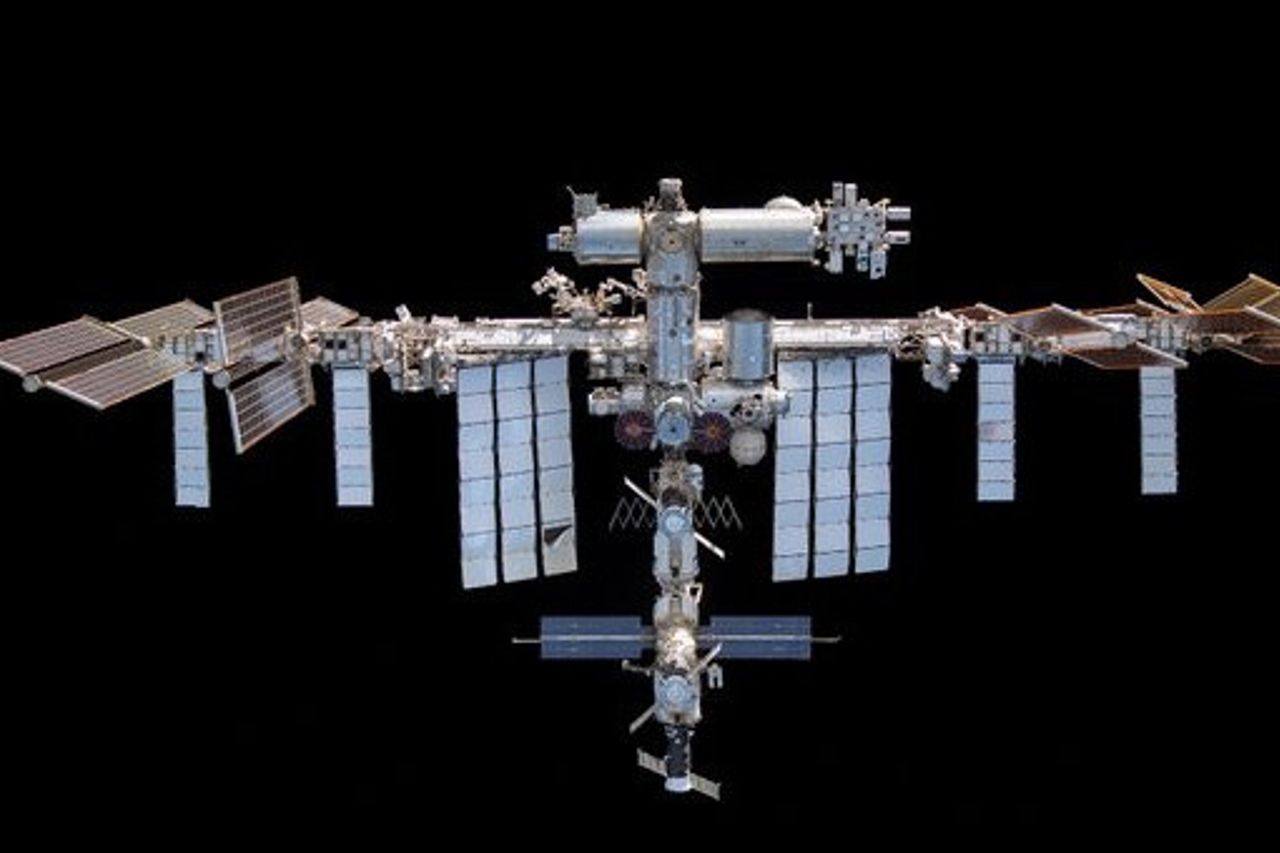 SpaceXは、国際宇宙ステーションを地球に向けるためにクレーンを作成します