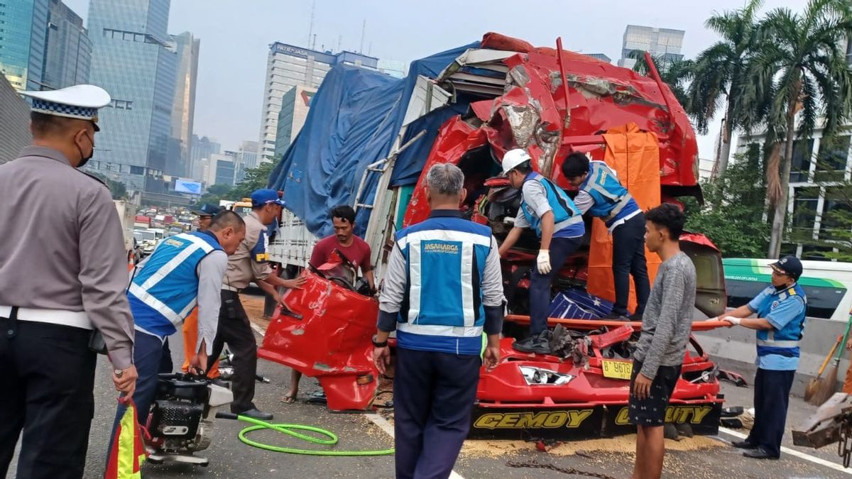 ダルコット有料道路で大豆を積んだトラックが後退し、固体積載トラックにかれて、1人が死亡