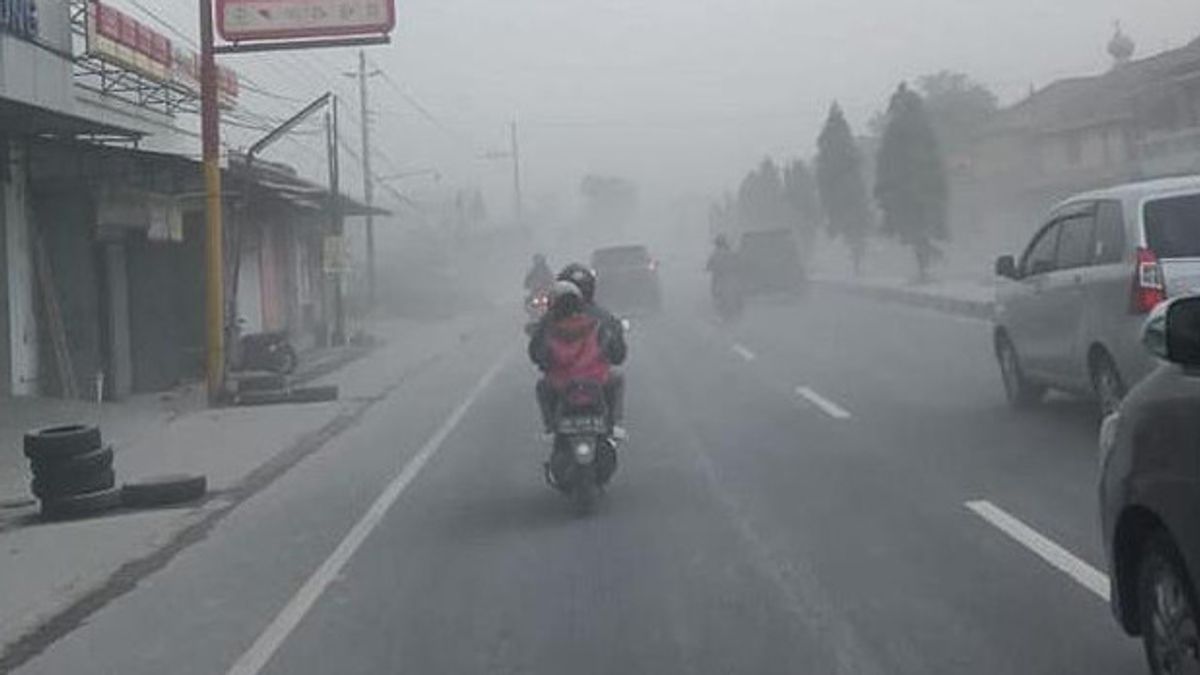 Le Mont Merapi Entre à Nouveau En éruption Avec Une Hauteur De Colonne De Cendres Atteignant 6 Km