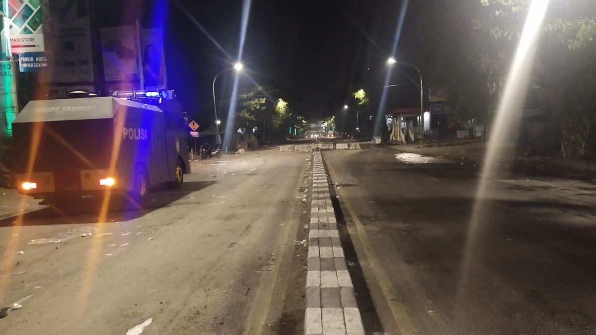  Massa Bakar Ban Tutup Jalan di Dekat Kampus UNM Makassar