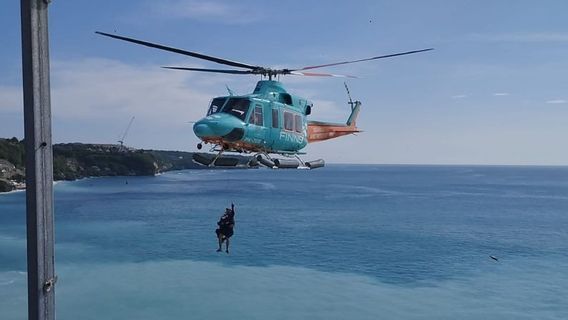 Deux touristes bloqués sur la falaise d'Uluwatu, Bali, sauvés par hélicoptère
