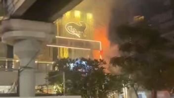 Sebuah Papan Reklame di Samping Mal Sarinah Terbakar