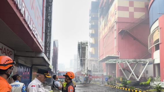 Kamis Pagi, Petugas Masih Lakukan Pemadaman Glodok Plaza Usai Terbakar Semalam