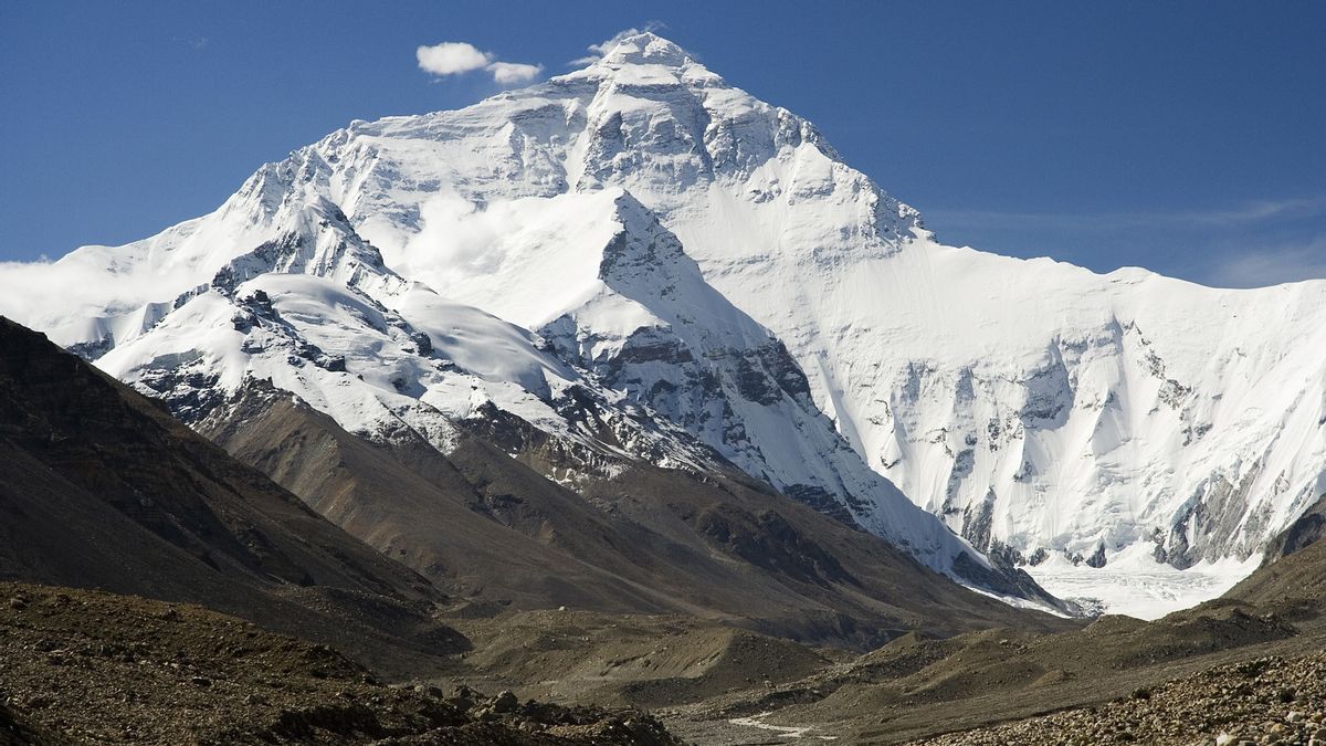 Siapa Manusia Pertama yang Berhasil Mendaki Puncak Everest?