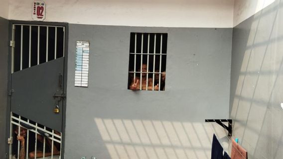 ضباط مشتركة من Sidak و Kamar Hunian و Tes Urine Napi في Rutan Salemba 