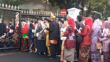 قصر مزدحم ، الضيوف المدعوون يبدأون في الوصول للمشاركة في حفل الذكرى السنوية ال 77 لجمهورية إندونيسيا