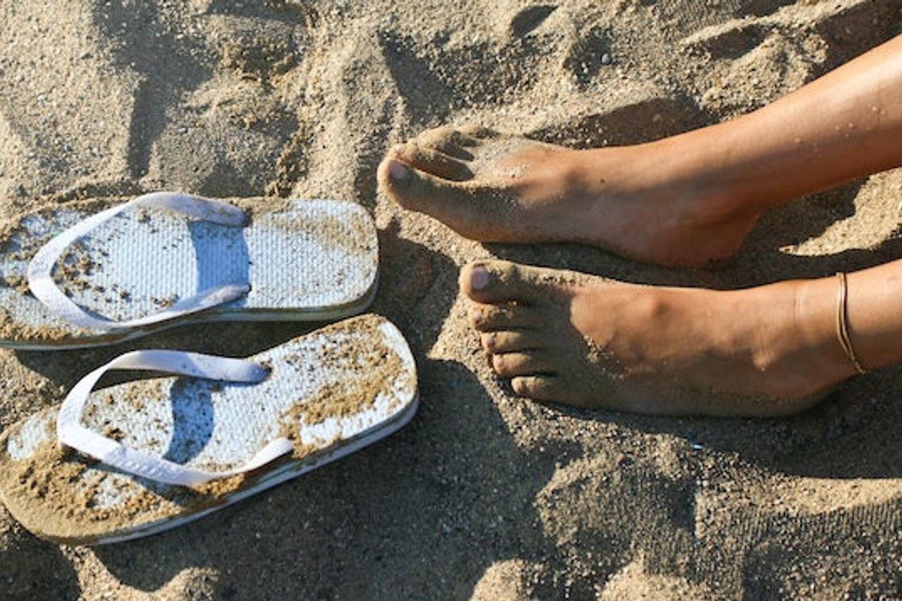 When You Only Wear Flip Flops, This Is What Happens To Your Body